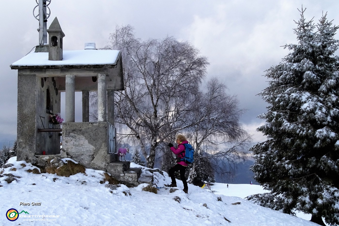 41 Alla cappelletta di vetta del Monte Poieto (1360 m).JPG